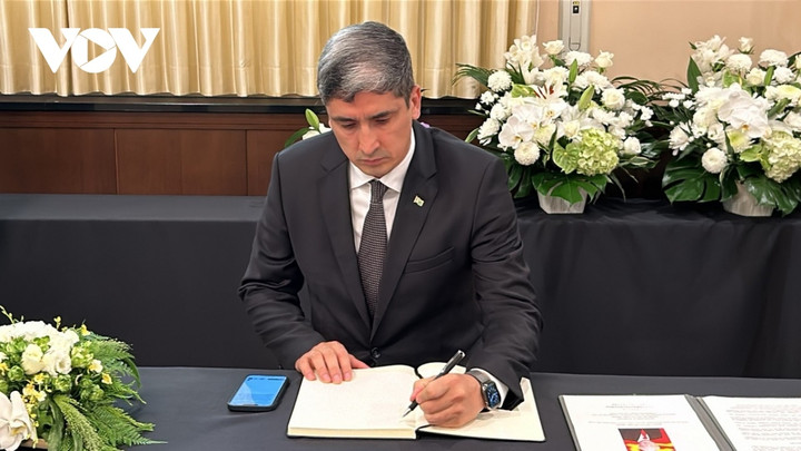 Đại sứ Turkmenistan tại Nhật Bản đến viếng và ghi sổ tang.