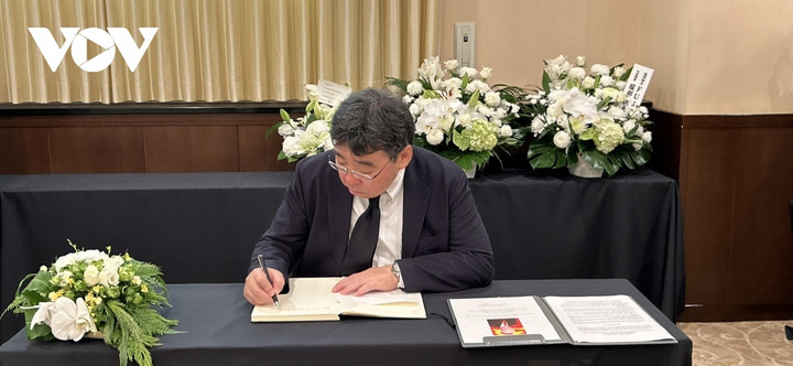 Đông đảo các thân sỹ trí thức và doanh nhân Nhật Bản đến viếng và ghi sổ tang.