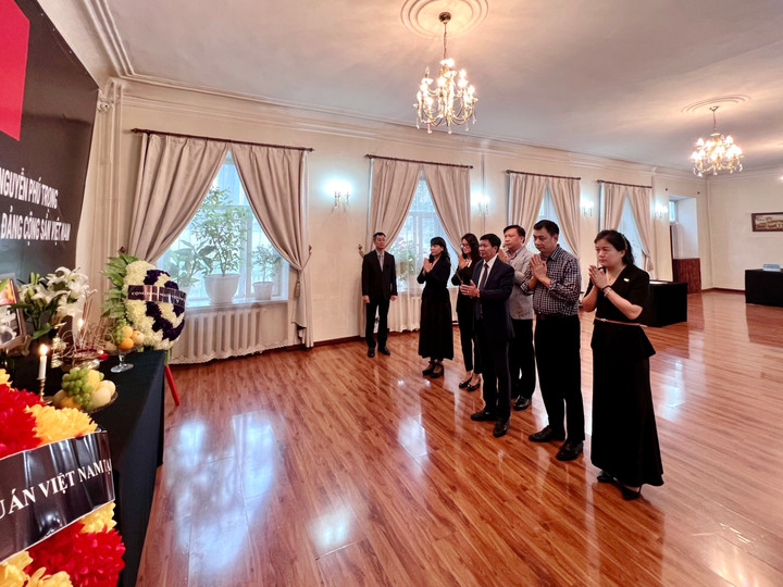 Đoàn công tác của Đài TNVN do Phó Tổng Giám đốc Vũ Hải Quang dẫn đầu thành kính thắp nén nhang thơm và ghi sổ tang.