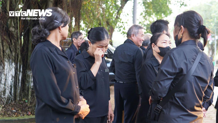 Đứng chờ ở cửa làng, nhiều người đã không kìm được nước mắt.