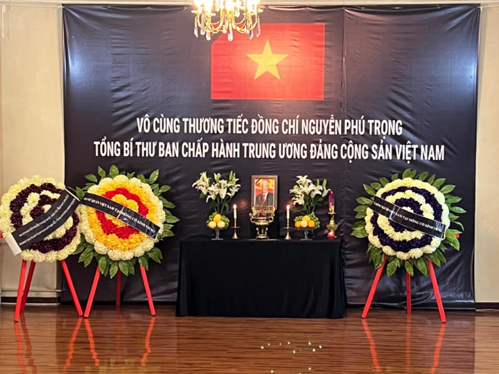 Sáng nay (25/7), đoàn công tác của Đài Tiếng nói Việt Nam (TNVN) tại Mông Cổ đã đến Đại sứ Quán Việt Nam tại thủ đô Ulanbator viếng Tổng Bí thư Nguyễn Phú Trọng.