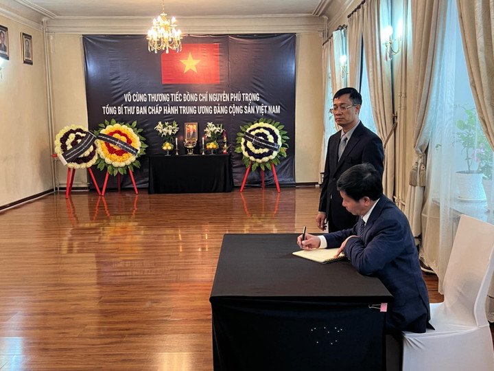 Đại sứ Nguyễn Tuấn Thanh đã tiếp đoàn và cho biết Đại sứ quán tổ chức lễ viếng, ghi sổ tang đồng chí Tổng Bí thư Nguyễn Phú Trọng trong hai ngày Quốc tang (25 và 26/7/2024).