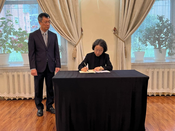 Cũng trong ngày 25/7, nhiều đoàn đại sứ quán các nước, kiều bào và bạn bè Mông Cổ đã đến đặt vòng hoa và thắp hương viếng Tổng Bí thư Nguyễn Phú Trọng: Bộ trưởng Bộ Lương thực, Nông nghiệp và Công nghiệp nhẹ Mông Cổ, Đại sứ Trung Quốc, Đại sứ Lào...