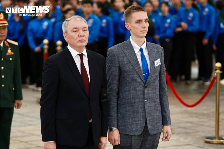 Đoàn Đảng Cộng sản Nga, do Phó Chủ tịch Đảng Cộng sản Liên bang Nga Leonid Kalashnikov dẫn đầu vào viếng Tổng Bí thư Nguyễn Phú Trọng.