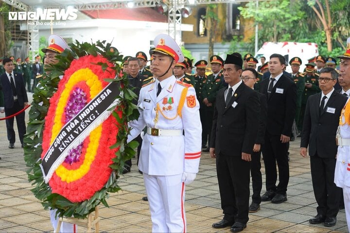 Đoàn Indonesia, do ngài Bộ trưởng Nông nghiệp Indonesia Andi Amran Sulaiman làm trưởng đoàn vào viếng Tổng Bí thư Nguyễn Phú Trọng.