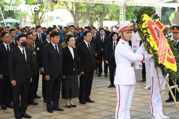 Theo Tổng Bí thư, Chủ tịch nước Lào Thongloun Sisoulith, những thành quả phát triển kinh tế-xã hội đáng ngưỡng mộ của Việt Nam thời gian qua là nhờ sự lãnh đạo tài tình của Đảng Cộng sản Việt Nam, trong đó phải kể đến vai trò quan trọng của Tổng Bí thư Nguyễn Phú Trọng.