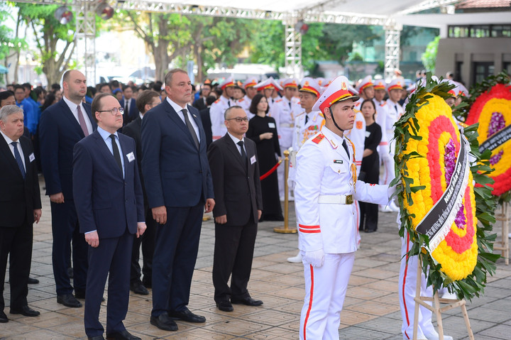 Đoàn Liên bang Nga, do Phó Chủ tịch Duma Quốc gia Nga Pyotr Tolstoy làm trưởng đoàn vào viếng Tổng Bí thư Nguyễn Phú Trọng.