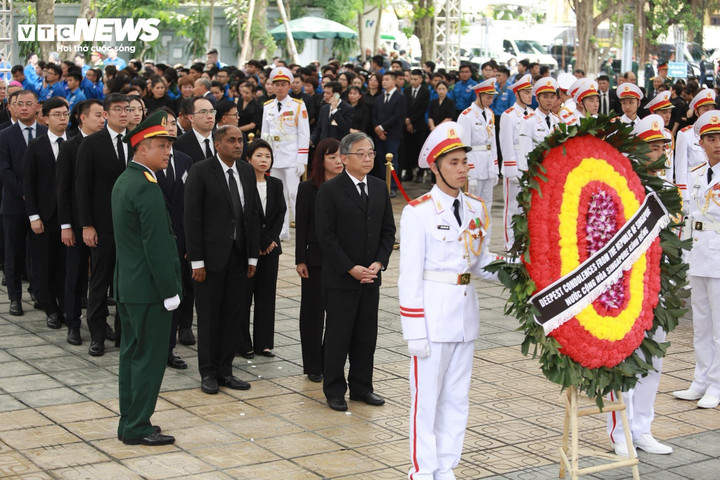 Dòng người nối dài vào viếng Tổng Bí thư Nguyễn Phú Trọng - 56