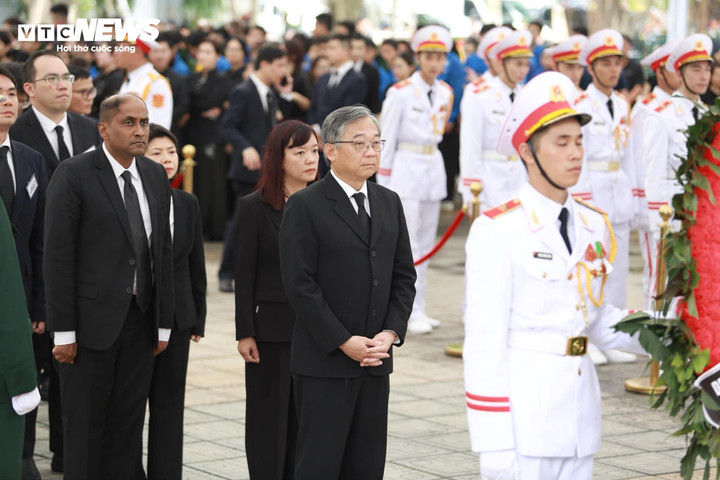 Đoàn Cộng hòa Singapore, do Phó thủ tướng, Bộ trưởng Bộ Thương mại và công nghiệp Singapore Gan Kim Yong làm trưởng đoàn vào viếng Tổng Bí thư Nguyễn Phú Trọng.