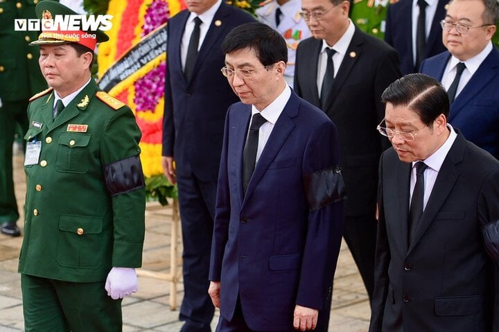 Chủ tịch Chính hiệp toàn quốc Trung Quốc Vương Hỗ Ninh đeo băng tang vào viếng Tổng Bí thư Nguyễn Phú Trọng.