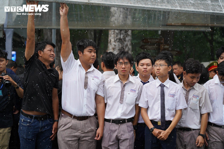 Dòng người nối dài vào viếng Tổng Bí thư Nguyễn Phú Trọng - 69