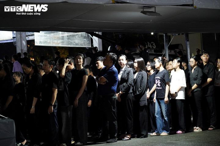 Người dân xếp hàng chờ đến lượt vào viếng vị lãnh đạo đáng kính, tối 25/7.