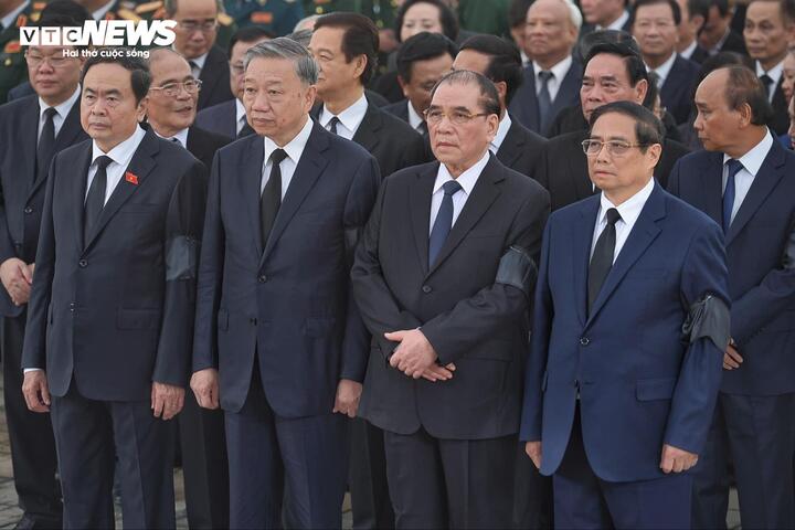 Chủ tịch Quốc hội Trần Thanh Mẫn, Chủ tịch nước Tô Lâm, Thủ tướng Phạm Minh Chính, nguyên Tổng Bí thư Nông Đức Mạnh và đoàn lãnh đạo Đảng, Nhà nước.