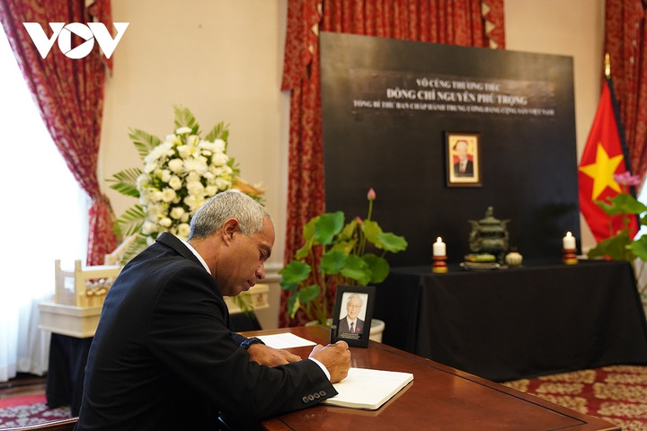 Đại biện lâm thời Đại sứ quán Cuba tại Mỹ Alejandro Garcia del Toro ký sổ tang.