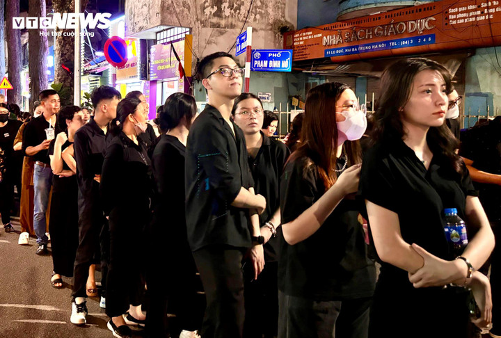 Lúc 19h30, dòng người xếp hàng dài hơn 1km trên phố Lò Đúc để vào nhà tang lễ viếng Tổng Bí thư Nguyễn Phú Trọng.