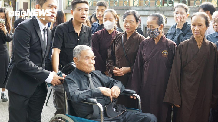 Ông Vương Khắc Duy, bạn học của Tổng Bí thư Nguyễn Phú Trọng được con cháu đẩy xe lăn tới lễ viếng. Cả đêm qua ông không ngủ được, liên tục khóc thương người bạn từ thời ấu thơ của mình. Tờ mờ sáng, ông đã giục con cháu thay trang phục, đưa ông ra khu vực tổ chức lễ viếng để thắp hương tưởng nhớ người bạn của mình.