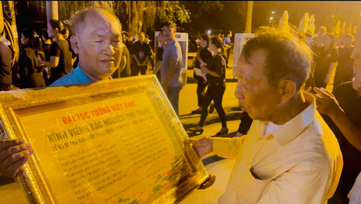 Dòng người nối dài vào viếng Tổng Bí thư Nguyễn Phú Trọng - 16