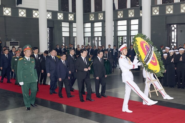 Đoàn Ban Chỉ đạo Trung ương về phòng, chống tham nhũng, tiêu cực do Ủy viên Bộ Chính trị, Thường trực Ban Bí thư Lương Cường làm trưởng đoàn vào viếng Tổng Bí thư Nguyễn Phú Trọng. (Ảnh: TTXVN)