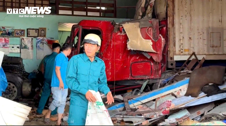 Cơ quan chức năng dọn dẹp, khắc phục hậu quả vụ tai nạn.