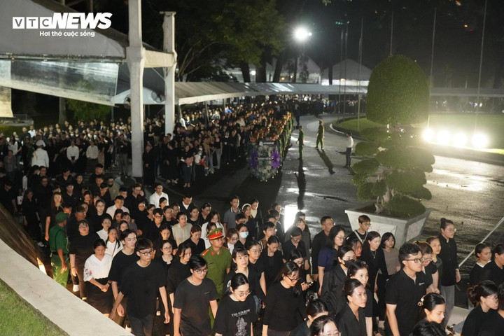 Dòng người đến viếng Tổng Bí thư Nguyễn Phú Trọng tại Hội trường Thống Nhất tối 25-7