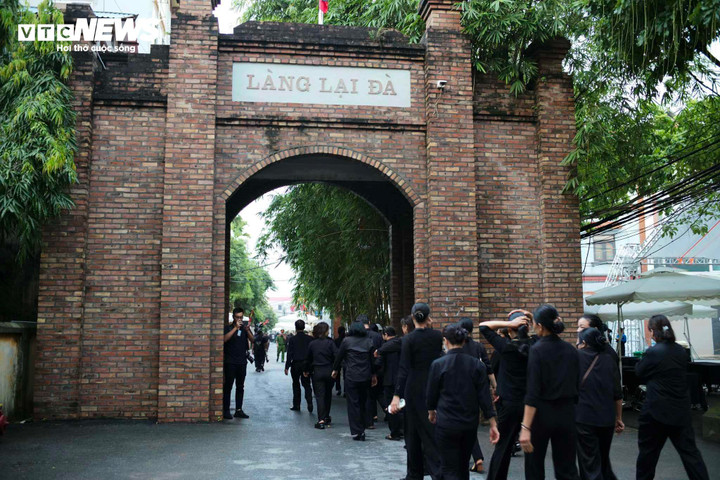 Người dân của làng Lại Đà được sắp xếp theo từng xóm để vào viếng Tổng Bí thư Nguyễn Phú Trọng.