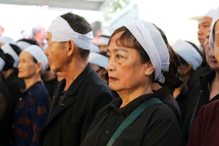 Nỗi buồn, thương tiếc hiện rõ trên gương mặt từng người khi đứng trước di ảnh của Tổng Bí thư Nguyễn Phú Trọng.