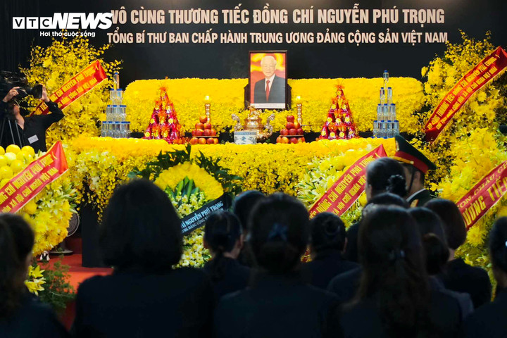 Người dân đến làng Lại Đà từ mờ sáng chờ viếng Tổng Bí thư Nguyễn Phú Trọng - 13