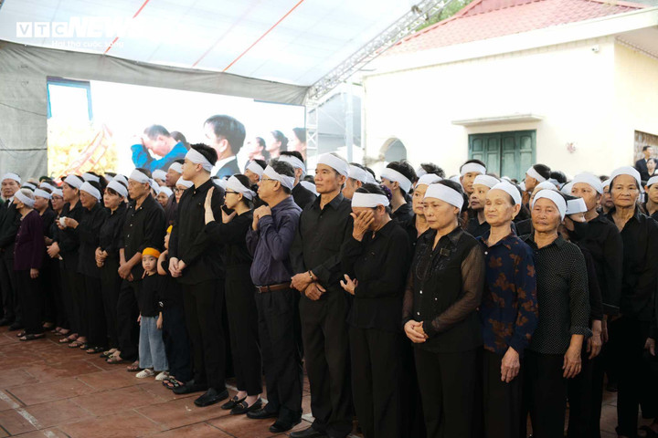 Nhiều người không kìm được tiếng khóc, liên tục lau nước mắt.