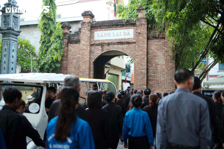 Khoảng 5h, người dân làng Lại Đà trong trang phục tối màu cùng nhau hướng về khu vực nhà văn hóa của làng, nơi tổ chức lễ Quốc tang Tổng Bí thư Nguyễn Phú Trọng. Nhiều người cho biết, họ thức dậy từ 4h để chuẩn bị, mong tới lúc được vào thắp hương, tưởng nhớ Tổng Bí thư.