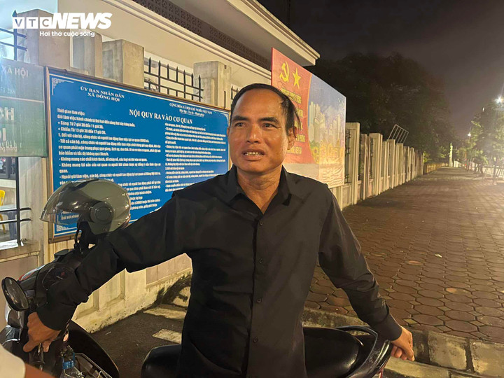 Có mặt tại UBND xã Đông Hội từ 4h30, anh Đỗ Văn Chi, 53 tuổi, đến từ huyện Văn Giang, tỉnh Hưng Yên, cho biết anh xuất phát từ nhà lúc 2h41. Đến nơi vẫn chưa thấy có người nên anh tìm tới UBND xã Đông Hội với mong muốn được sắp xếp cho ghép đoàn vào viếng. "Với tôi, bác Tổng Bí thư là một người rất yêu thương nhân dân. Tôi tiếc thương bác, dù không khóc trước mặt mọi người nhưng trong lòng tôi rất buồn. Tôi đã chuẩn bị cho mình một chiếc áo đen mới để mong đến ngày được vào viếng bác. Nếu hôm nay không được, tôi sẽ đợi đến ngày mai", anh Chi nói.