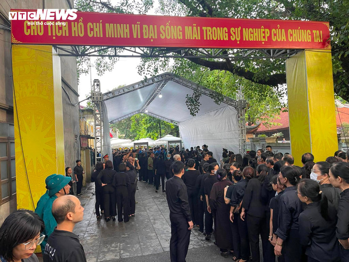 Chưa tới 6h, người dân đã xếp hàng dài chờ vào khu vực lễ viếng.