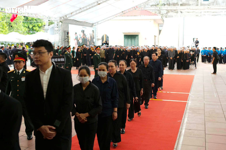 Đúng 6h15, người nhà của Tổng Bí thư bắt đầu vào thắp hương.