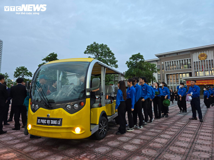 Những chiếc xe điện làm nhiệm vụ đón người dân từ UBND xã Đông Hội vào khu vực tổ chức Quốc tang hoạt động từ khi trời chưa sáng hẳn.