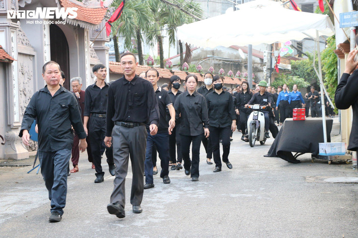 Dù chưa đến giờ vào viếng, người dân đã tới khu vực tổ chức, ai cũng mong sớm được vào viếng vị lãnh đạo mà mình luôn kính yêu.