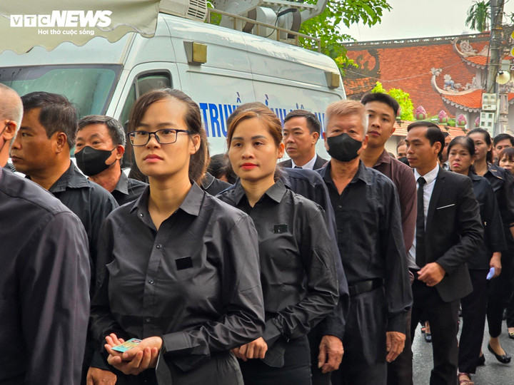 Lặng lẽ và trang nghiêm, những người dân xếp hàng theo sắp xếp của lực lượng chức năng.