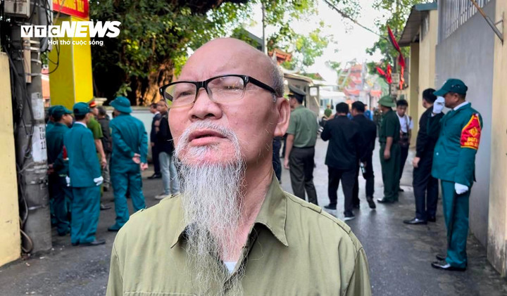 Trở ra sau khi viếng Tổng Bí thư, ông Phạm Xuân Thành (thôn 4, xã Lại Yên, huyện Hoài Đức, Hà Nội) nghẹn ngào cho biết, sợ con cái ngăn cản vì sức khỏe yếu, ông phải trốn gia đình để tìm về xã Đông Hội từ 16h hôm qua (24/7). Ông được chính quyền sắp xếp lịch viếng cùng Hội Cựu Chiến binh của xã. Người dân làng Lại Đà cũng mời ông ăn ngủ khiến ông càng thêm xúc động. “Tôi rất kính trọng bác Trọng, một người vì nước vì dân. Vì thế tôi đã tìm về đây để mong được vào viếng bác. Đứng trước di ảnh của người, nước mắt tôi cứ thế tuôn rơi, tôi không kìm được cảm xúc”, ông Thành nói.