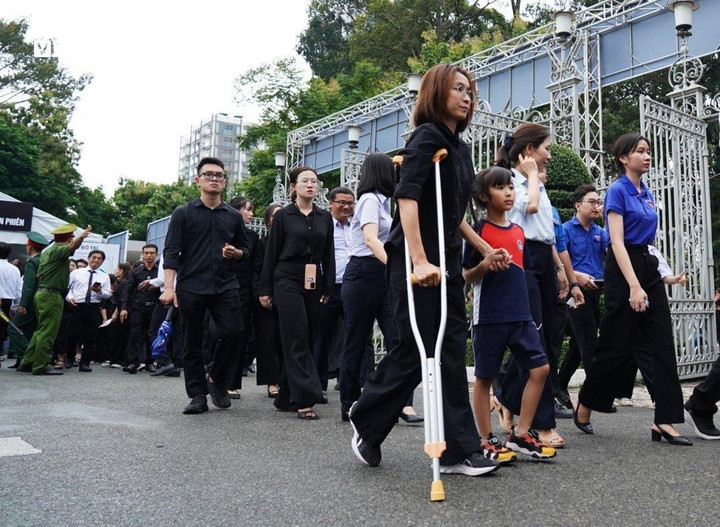 Dòng người vào Hội trường Thống Nhất viếng Tổng Bí thư Nguyễn Phú Trọng.