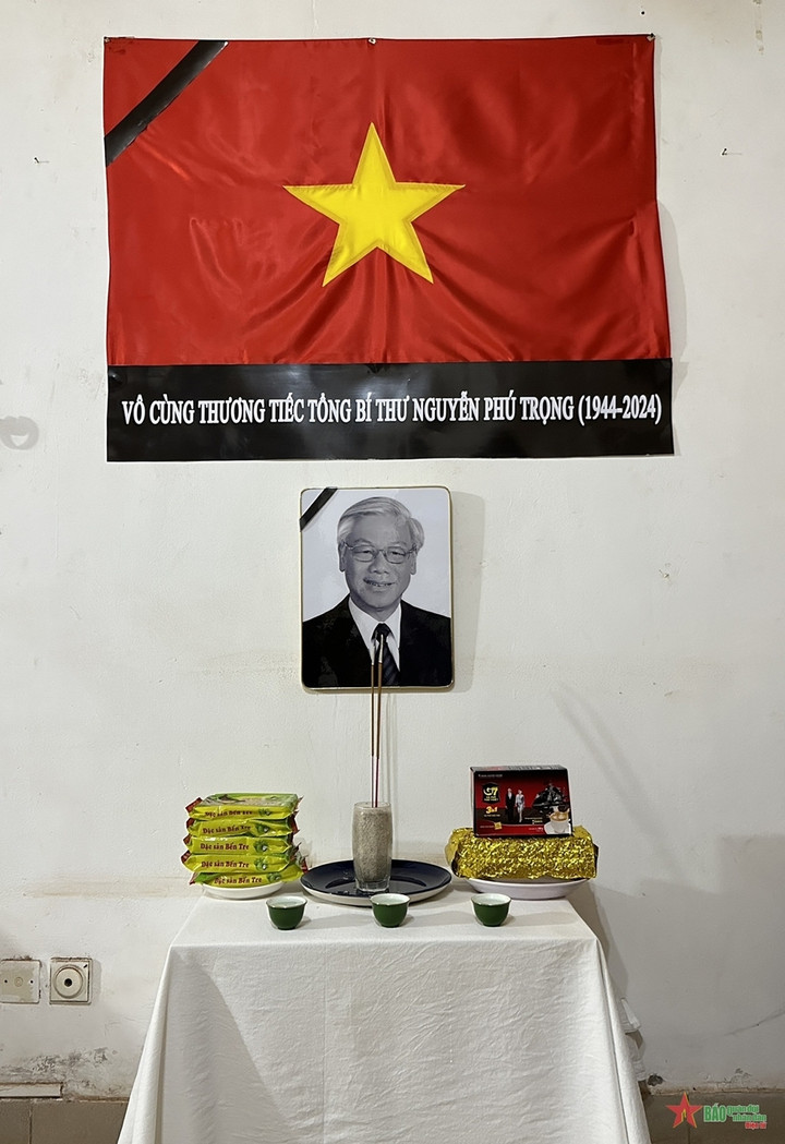 Tổ công tác tại Cộng hòa Trung Phi lập bàn thờ tưởng niệm Tổng Bí thư Nguyễn Phú Trọng. (Ảnh: Báo Quân đội Nhân dân)