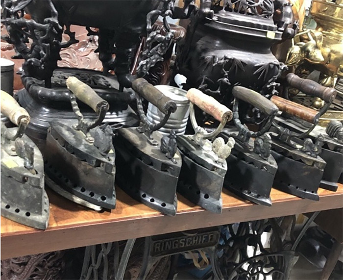 Bàn ủi con gà ngày nay được mua về là để sưu tập, trưng bày.