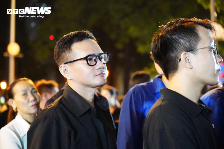 Anh Phạm Nhật Huy cùng dòng người xếp hàng chờ tới lượt được vào viếng Tổng Bí thư.