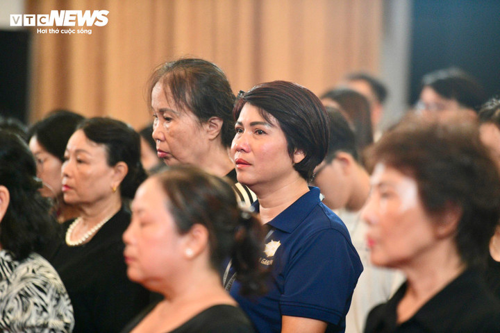 Người dân rơi nước mắt trong phút mặc niệm với Tổng Bí thư Nguyễn Phú Trọng.