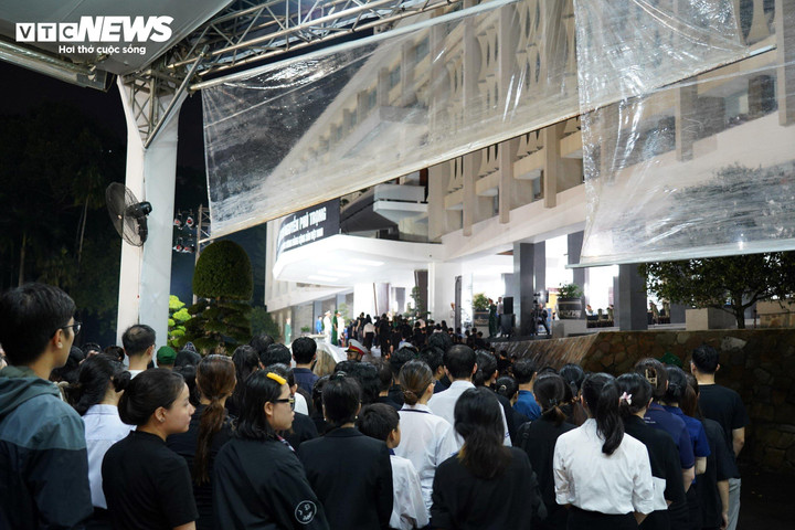 Gần 22h, tại Hội trường Thống Nhất vẫn có đông người xếp hàng chờ vào viếng Tổng Bí thư Nguyễn Phú Trọng.