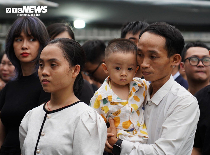 Gia đình anh Trần Vinh chờ vào viếng Tổng Bí thư Nguyễn Phú Trọng.