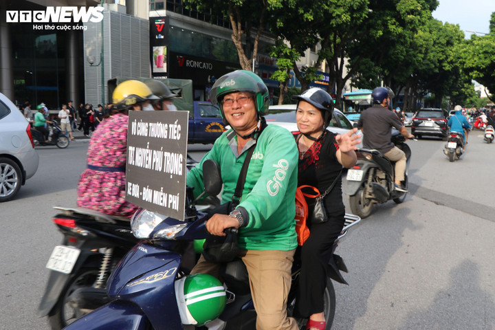 Ông Trịnh Nghĩa Dũng chở xe ôm miễn phí đưa người dân đến viếng Tổng Bí thư.