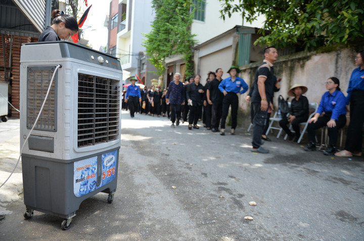 Dòng người nối dài vào viếng Tổng Bí thư Nguyễn Phú Trọng - 41