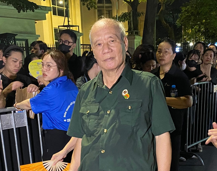 Vị cựu chiến binh chờ đợi ở lối dành cho người ưu tiên để được vào viếng Tổng Bí thư.