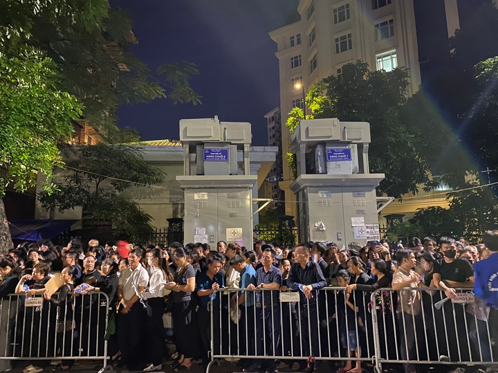 22h30, dòng người vẫn nối đuôi nhau xếp hàng dài trên phố Lò Đúc, họ hy vọng kịp vào viếng Tổng Bí thư trước giờ nhà tang lễ đóng cửa.
