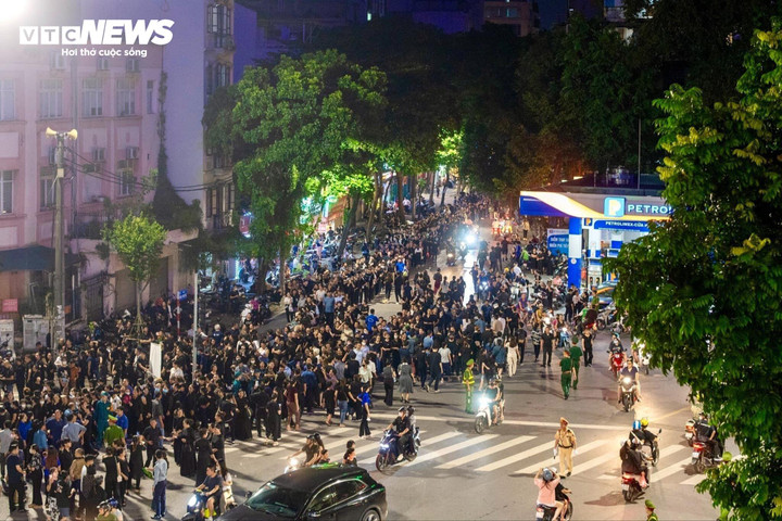 Đến hơn 22h, hàng nghìn người dân vẫn xếp hàng dài chờ vào viếng.