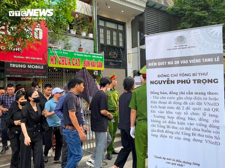 Người dân làm các thủ tục vào viếng Tổng Bí thư Nguyễn Phú Trọng.