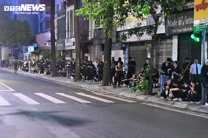 Từ 5h, hàng nghìn người đã xếp hàng trên các con phố gần nhà tang lễ để chờ vào viếng Tổng Bí thư Nguyễn Phú Trọng